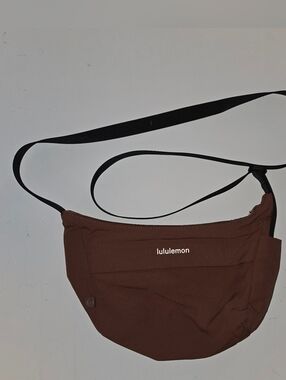 lululemon 2L sling crossbody bag